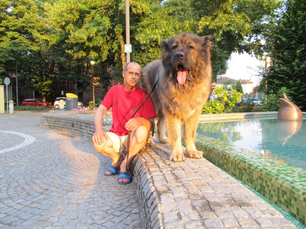 Titan Caucasian Shepherd Champion avec son propriétaire